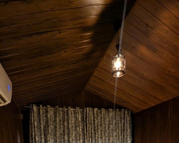 Cozy Lakeside cottage room